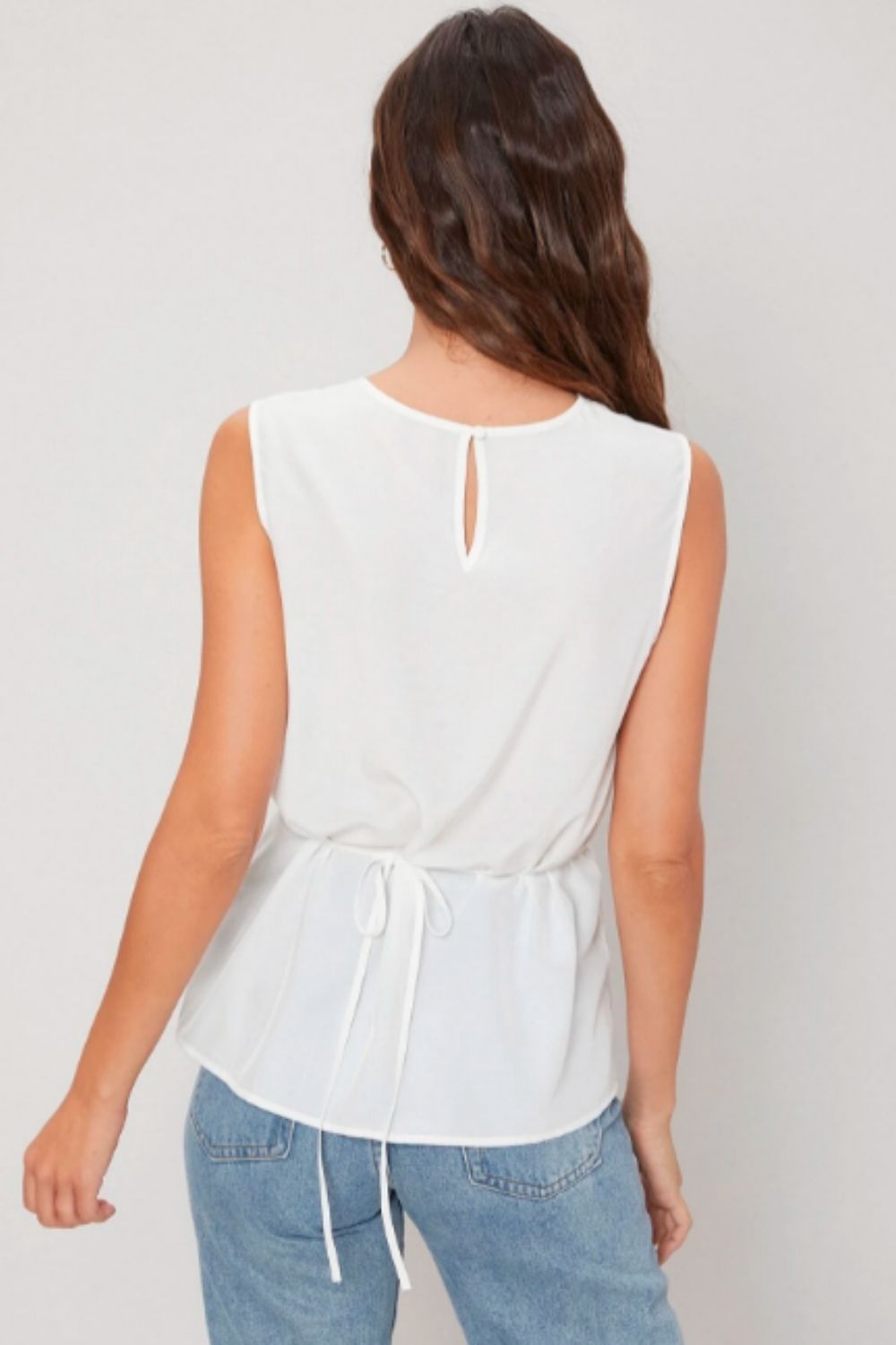 White round beck belted top